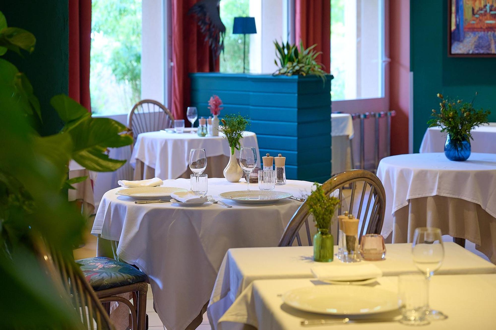 Logis L'Ermitage Hotel & Restaurant Saulges 외부 사진