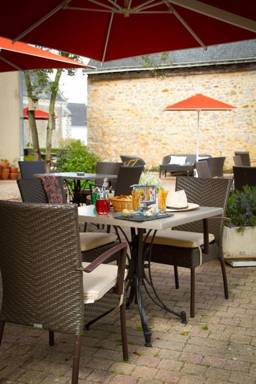 Logis L'Ermitage Hotel & Restaurant Saulges 외부 사진